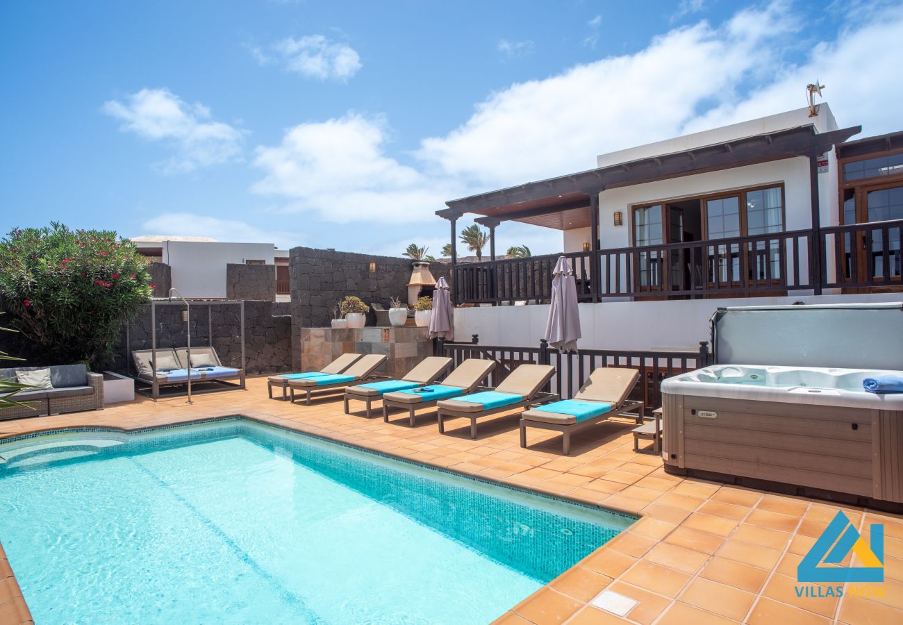 Villa Azure, 4 Bedrooms, Air Con, Hot Tub, Playa Blanca, Lanzarote