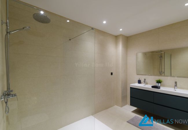 Villa Vista Del Mar - Puerto Calero - Master Shower Room