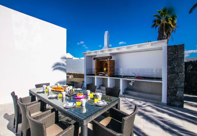 Villa in Playa Blanca - 215 - Villa Rossa (LH215) Villa in Playa Blanca - 215 - Villa Rossa (LH215)