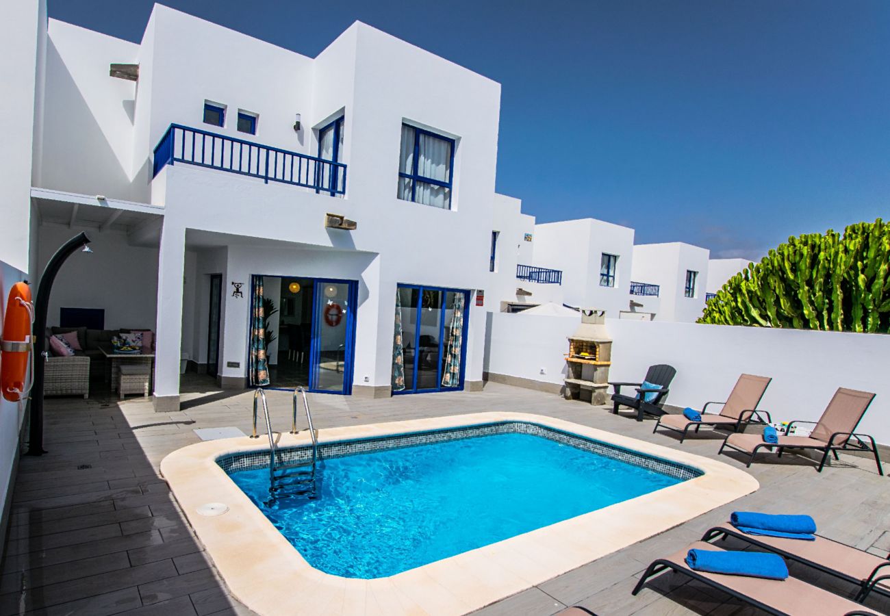 Casa Gecko is a beautiful villa in Playa Blanca with a heated private pool