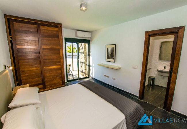 Villa Ibiza - King Bedroom with Ensuite