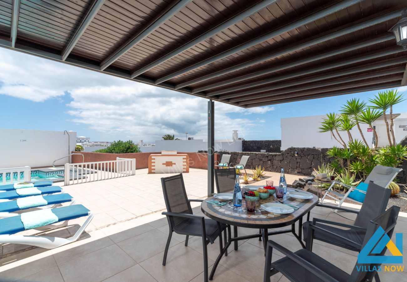 Casa Blanca - Outdoor Dining & Garden