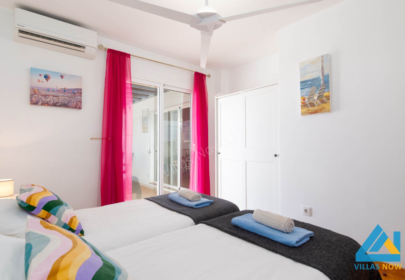 Casa Blanca - Twin Bedroom with Air Conditioning