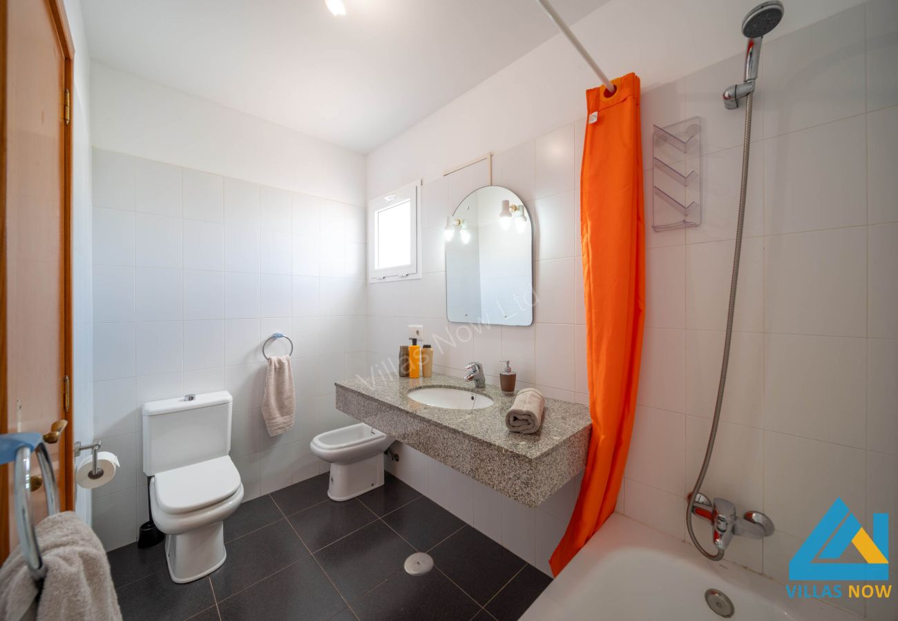 Casa Blanca - Bathroom with Bath