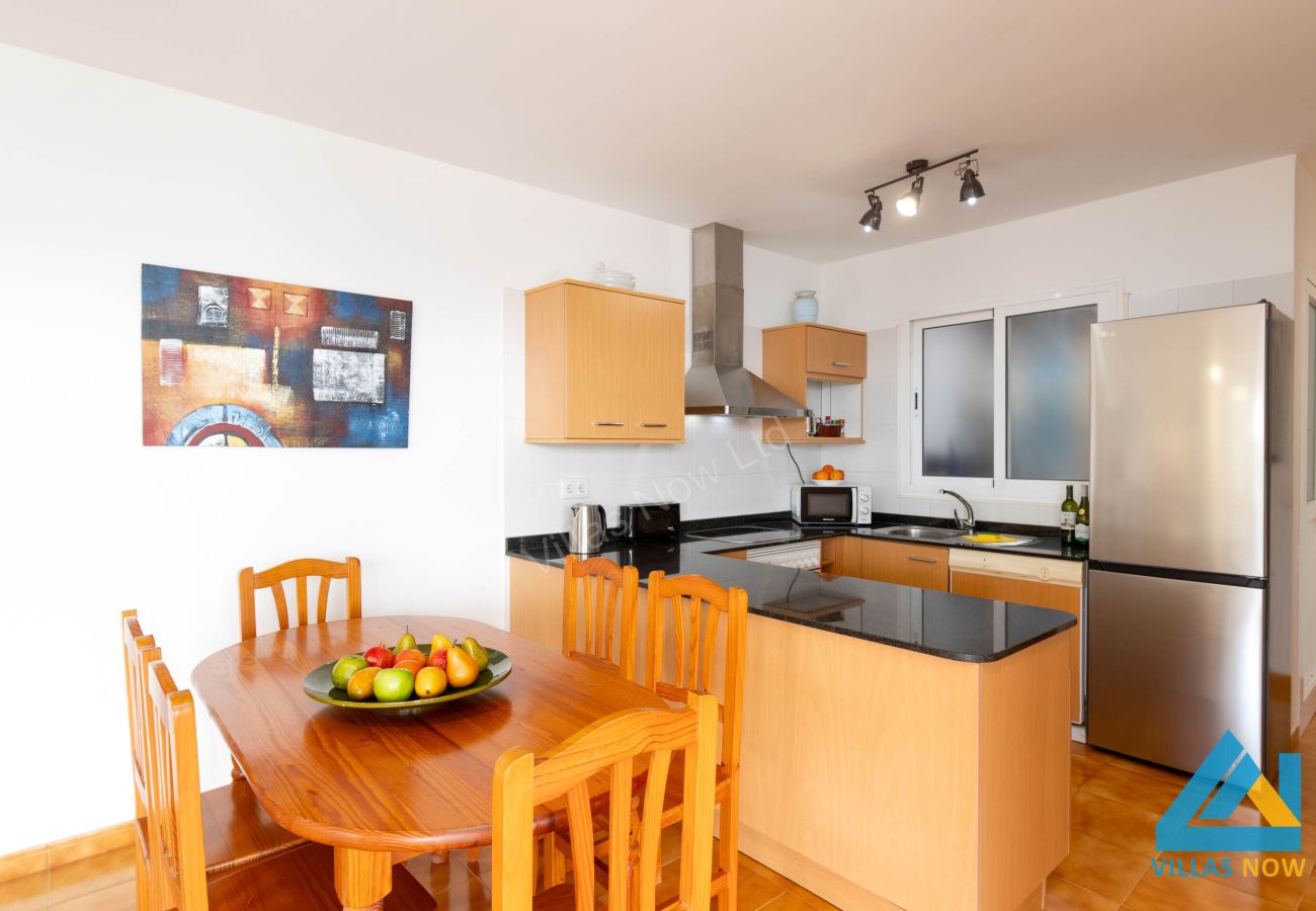 Casa Blanca - Kitchen & Dining Area 